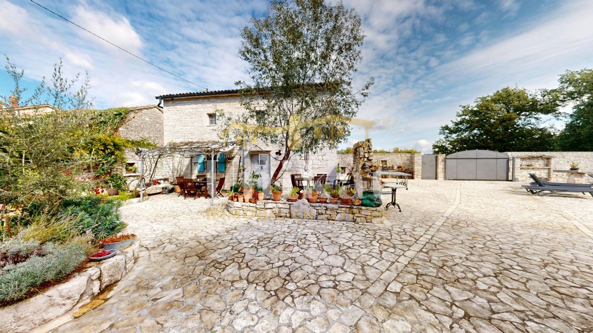 Čudovita posest z dvema kamnitima hišama in bazenom